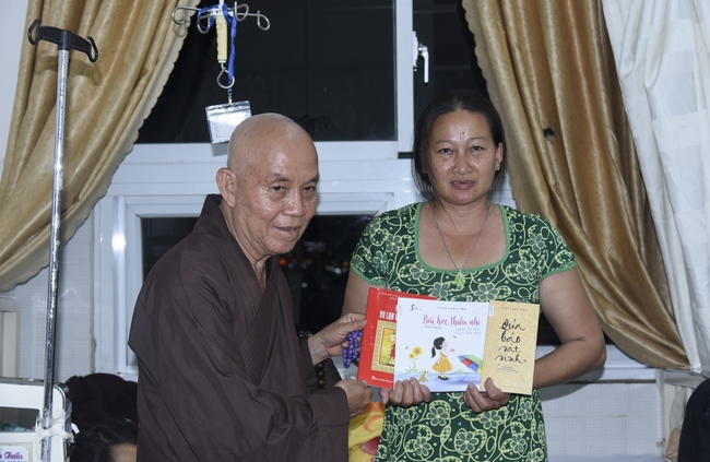 Granting Charity House in Hau Giang Province