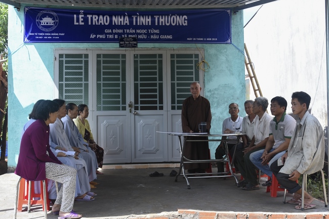 Granting Charity House in Hau Giang Province