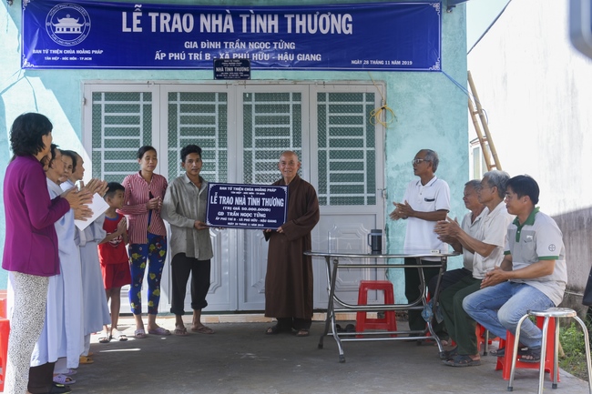 Granting Charity House in Hau Giang Province