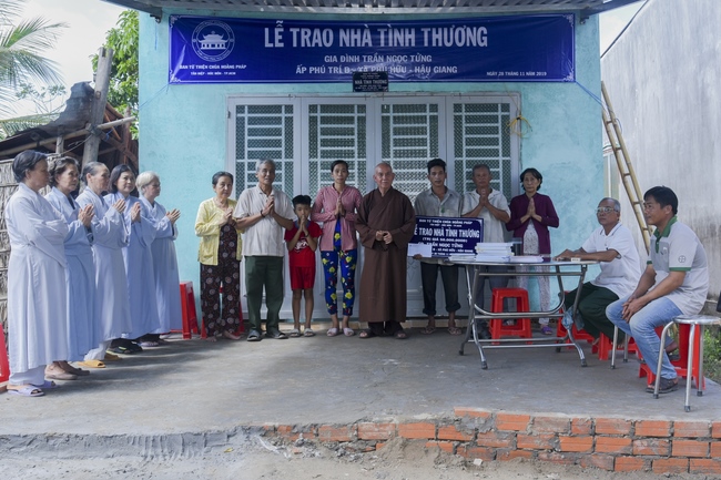Granting Charity House in Hau Giang Province