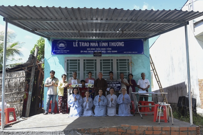 Granting Charity House in Hau Giang Province