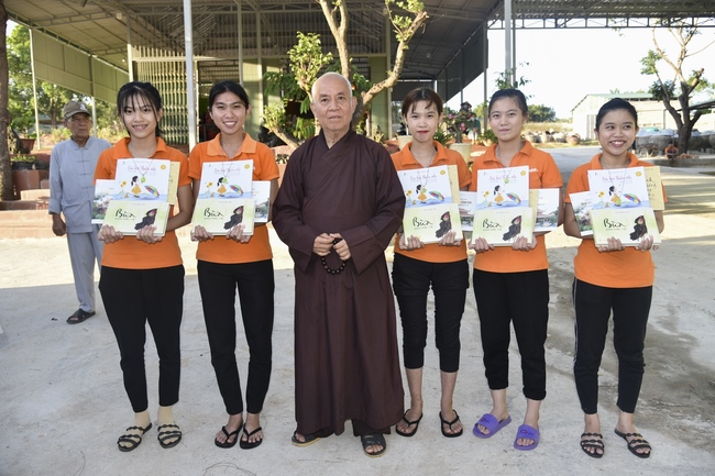The 8th Day - charity trip in Binh Thuan