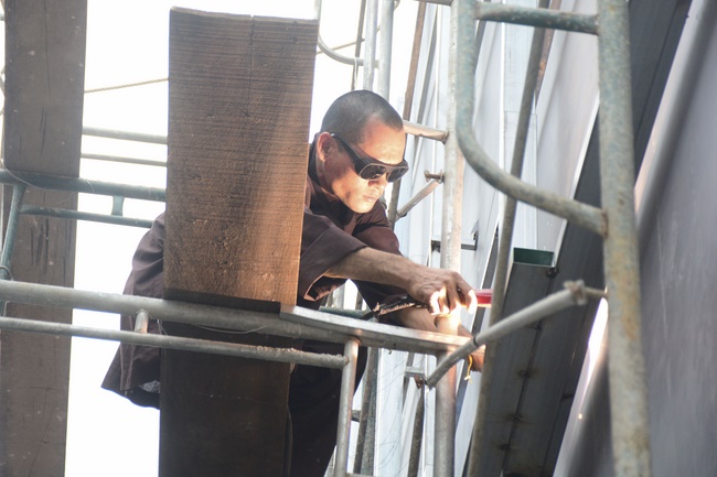 Công tác chuẩn bị đêm hoa đăng kỷ niệm đức Phật A-di-đà (phần 2)