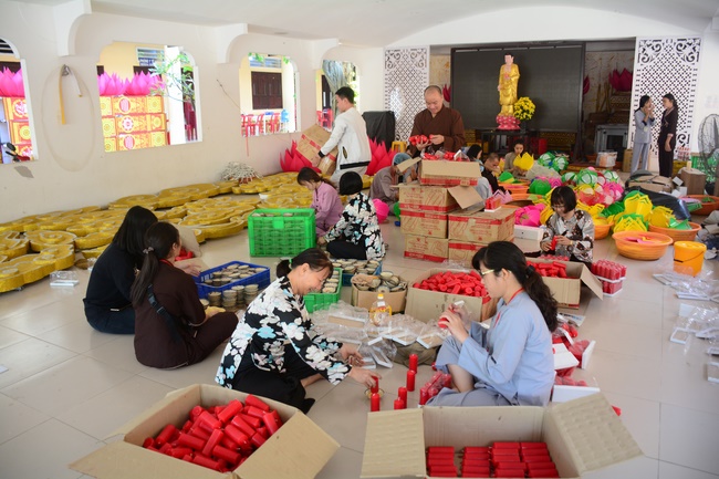 Công tác chuẩn bị đêm hoa đăng kỷ niệm đức Phật A-di-đà (phần 2)