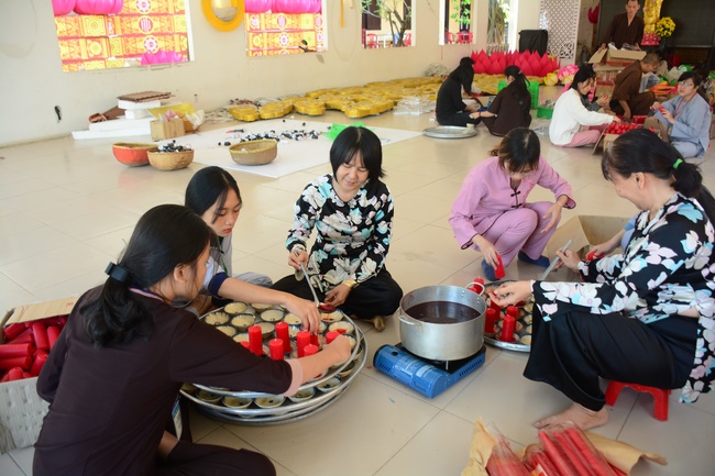 Công tác chuẩn bị đêm hoa đăng kỷ niệm đức Phật A-di-đà (phần 2)