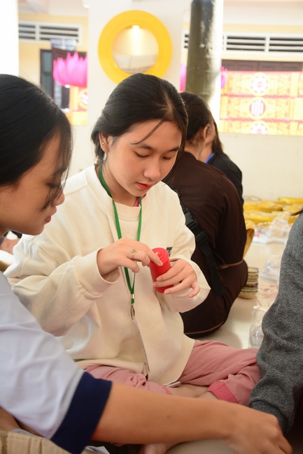 Công tác chuẩn bị đêm hoa đăng kỷ niệm đức Phật A-di-đà (phần 2)