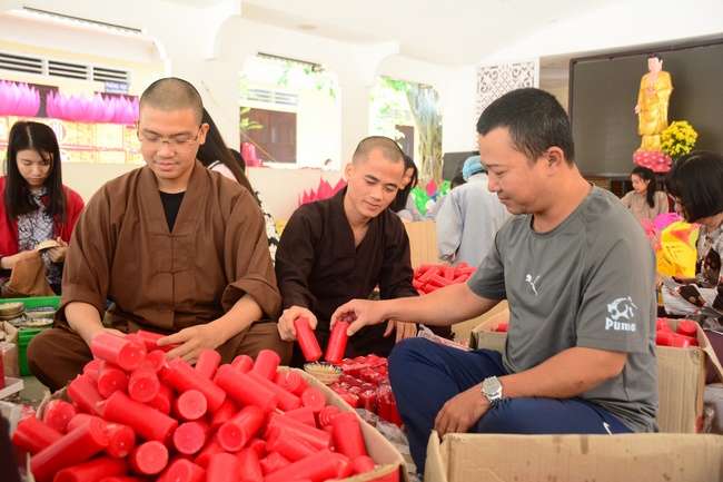 Công tác chuẩn bị đêm hoa đăng kỷ niệm đức Phật A-di-đà (phần 2)