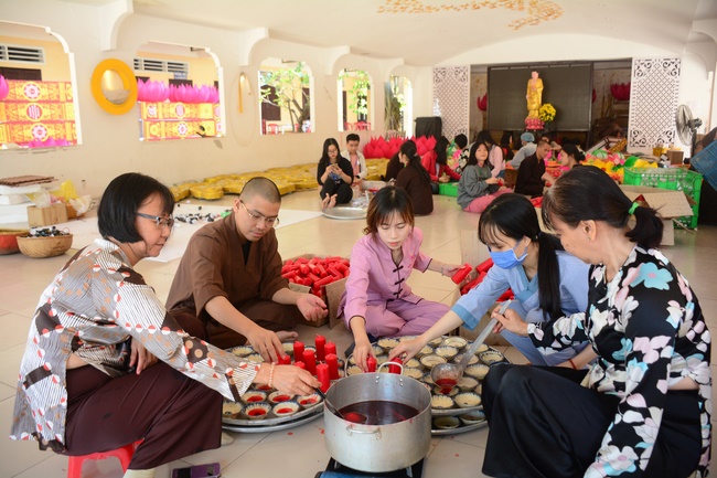 Công tác chuẩn bị đêm hoa đăng kỷ niệm đức Phật A-di-đà (phần 2)