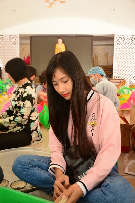 Công tác chuẩn bị đêm hoa đăng kỷ niệm đức Phật A-di-đà (phần 2)