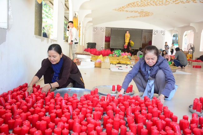 Công tác chuẩn bị đêm hoa đăng kỷ niệm đức Phật A-di-đà (phần 2)