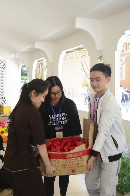 Công tác chuẩn bị đêm hoa đăng kỷ niệm đức Phật A-di-đà (phần 2)