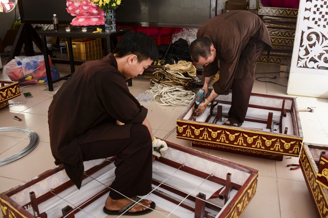 Công tác chuẩn bị đêm hoa đăng kỷ niệm đức Phật A-di-đà (phần 2)