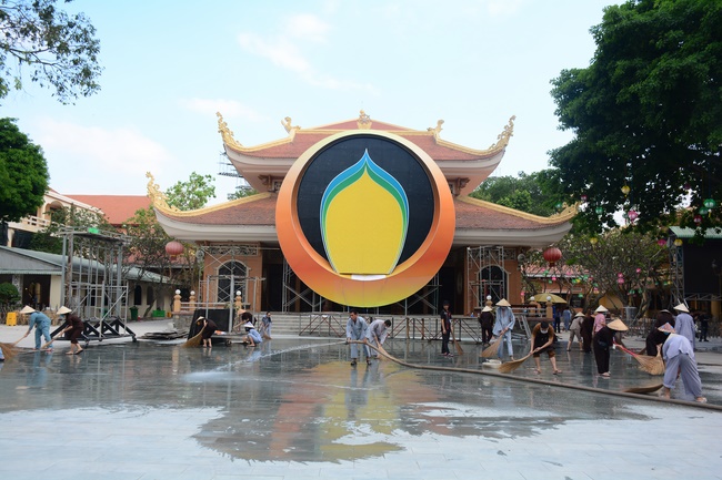 Công tác chuẩn bị đêm hoa đăng kỷ niệm đức Phật A-di-đà (phần 2)