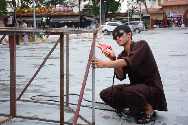 Công tác chuẩn bị đêm hoa đăng kỷ niệm đức Phật A-di-đà (phần 2)