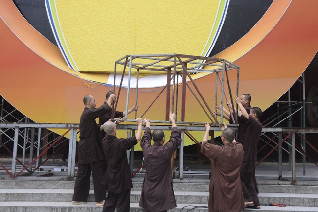 Công tác chuẩn bị đêm hoa đăng kỷ niệm đức Phật A-di-đà (phần 2)