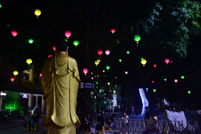 Công tác chuẩn bị đêm hoa đăng kỷ niệm đức Phật A-di-đà (phần 2)