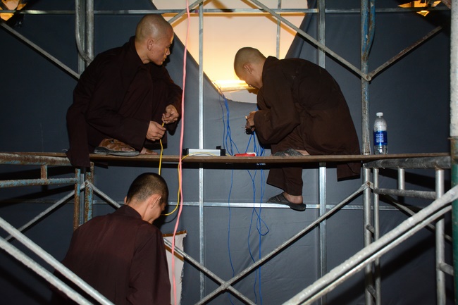 Công tác chuẩn bị đêm hoa đăng kỷ niệm đức Phật A-di-đà (phần 2)