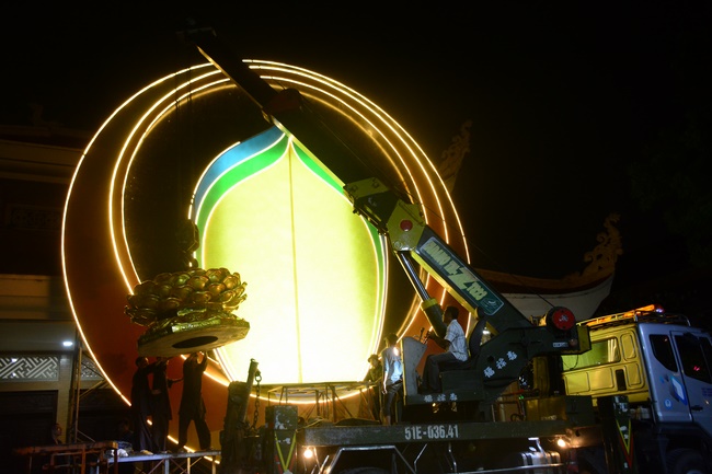 Công tác chuẩn bị đêm hoa đăng kỷ niệm đức Phật A-di-đà (phần 2)