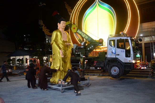 Công tác chuẩn bị đêm hoa đăng kỷ niệm đức Phật A-di-đà (phần 2)