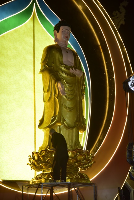 Công tác chuẩn bị đêm hoa đăng kỷ niệm đức Phật A-di-đà (phần 2)