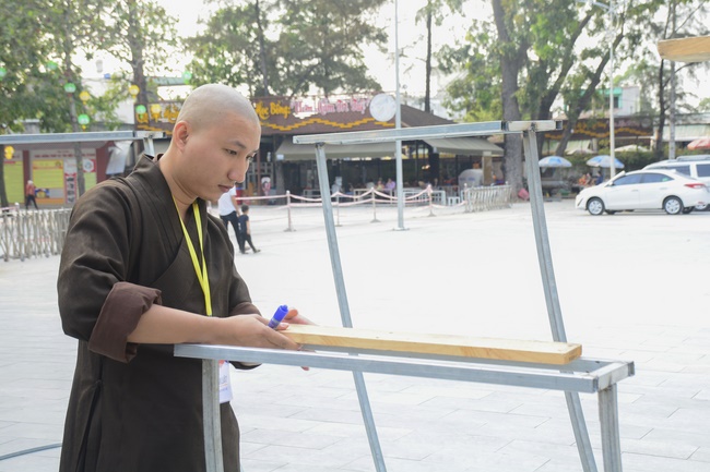 Công tác chuẩn bị đêm hoa đăng kỷ niệm đức Phật A-di-đà (phần 2)