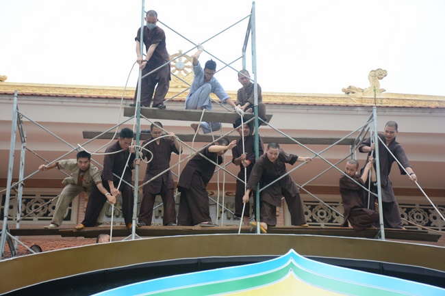 Công tác chuẩn bị đêm hoa đăng kỷ niệm đức Phật A-di-đà (phần 2)