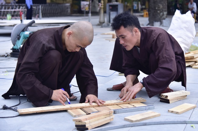 Công tác chuẩn bị đêm hoa đăng kỷ niệm đức Phật A-di-đà (phần 2)