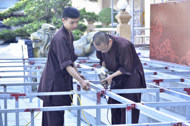 Công tác chuẩn bị đêm hoa đăng kỷ niệm đức Phật A-di-đà (phần 2)