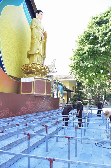 Công tác chuẩn bị đêm hoa đăng kỷ niệm đức Phật A-di-đà (phần 2)