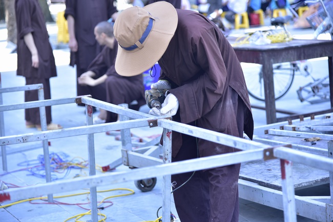 Công tác chuẩn bị đêm hoa đăng kỷ niệm đức Phật A-di-đà (phần 2)