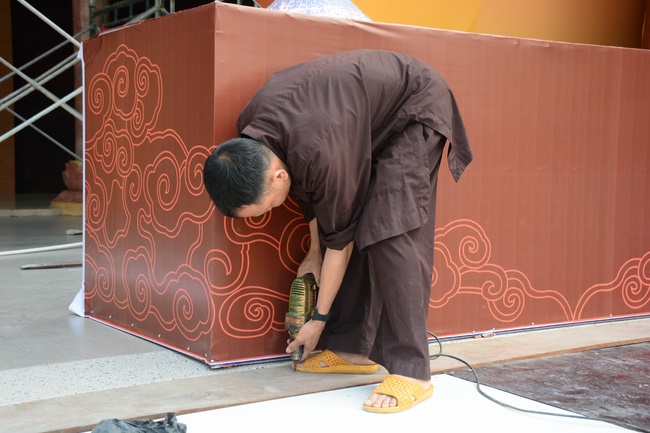 Công tác chuẩn bị đêm hoa đăng kỷ niệm đức Phật A-di-đà (phần 2)