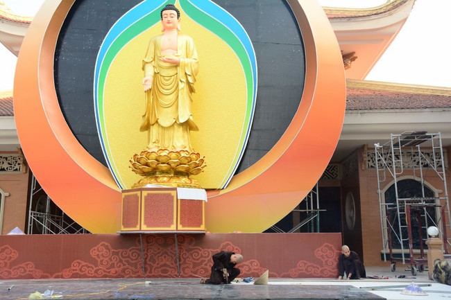 Công tác chuẩn bị đêm hoa đăng kỷ niệm đức Phật A-di-đà (phần 2)