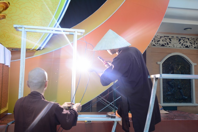 Công tác chuẩn bị đêm hoa đăng kỷ niệm đức Phật A-di-đà (phần 2)