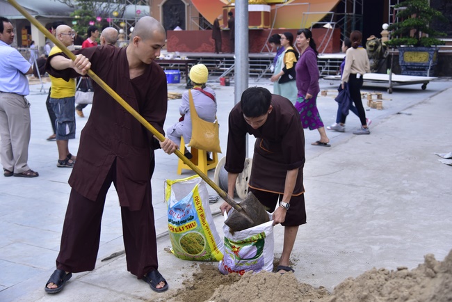 Công tác chuẩn bị đêm hoa đăng kỷ niệm đức Phật A-di-đà (phần 2)