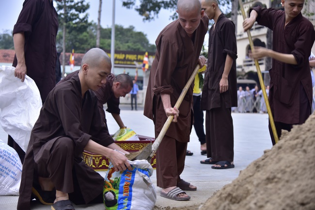 Công tác chuẩn bị đêm hoa đăng kỷ niệm đức Phật A-di-đà (phần 2)