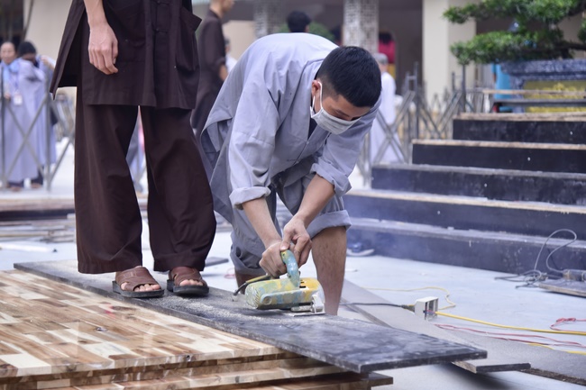 Công tác chuẩn bị đêm hoa đăng kỷ niệm đức Phật A-di-đà (phần 2)