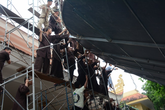 Công tác chuẩn bị đêm hoa đăng kỷ niệm đức Phật A-di-đà (phần 2)