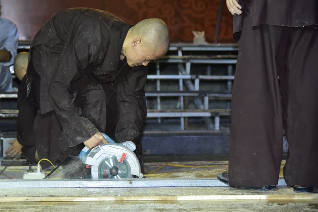 Công tác chuẩn bị đêm hoa đăng kỷ niệm đức Phật A-di-đà (phần 2)