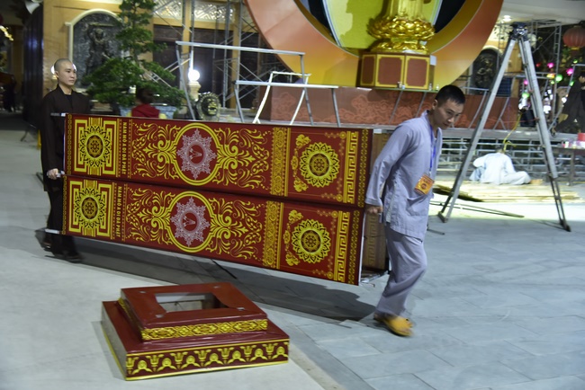 Công tác chuẩn bị đêm hoa đăng kỷ niệm đức Phật A-di-đà (phần 2)