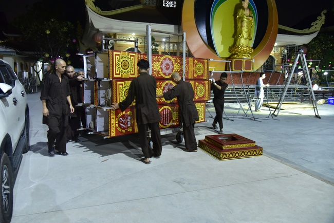 Công tác chuẩn bị đêm hoa đăng kỷ niệm đức Phật A-di-đà (phần 2)