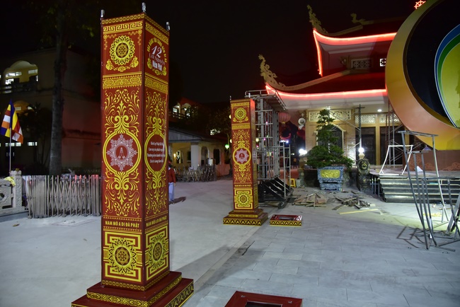 Công tác chuẩn bị đêm hoa đăng kỷ niệm đức Phật A-di-đà (phần 2)