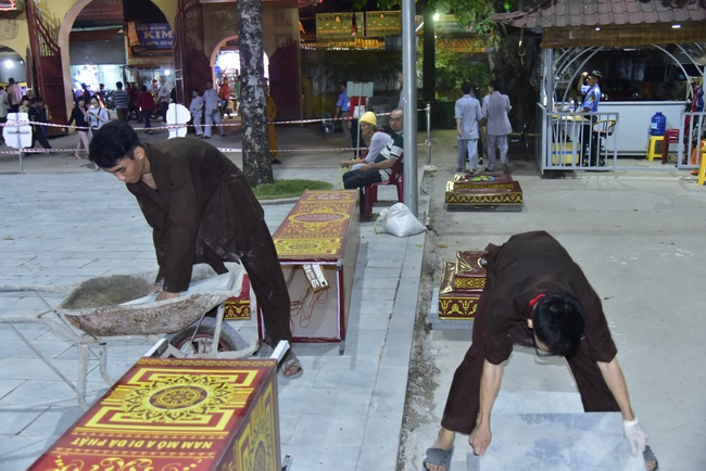 Công tác chuẩn bị đêm hoa đăng kỷ niệm đức Phật A-di-đà (phần 2)