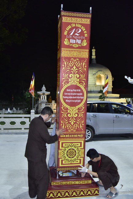 Công tác chuẩn bị đêm hoa đăng kỷ niệm đức Phật A-di-đà (phần 2)