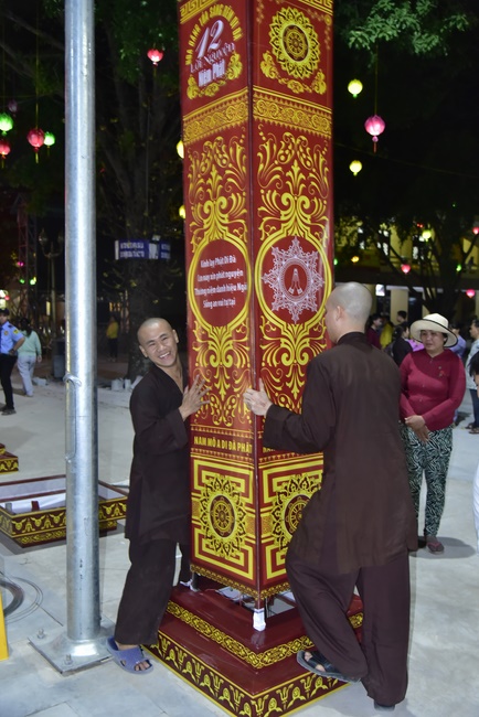 Công tác chuẩn bị đêm hoa đăng kỷ niệm đức Phật A-di-đà (phần 2)