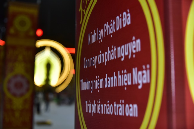 Công tác chuẩn bị đêm hoa đăng kỷ niệm đức Phật A-di-đà (phần 2)