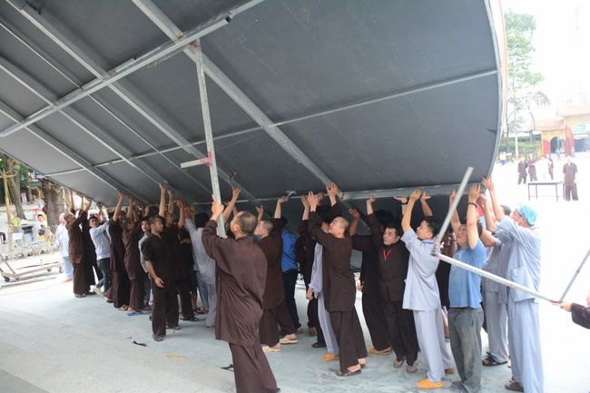 Công tác chuẩn bị đêm hoa đăng kỷ niệm đức Phật A-di-đà (phần 2)