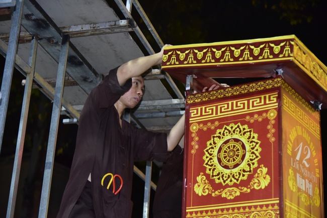 Công tác chuẩn bị đêm hoa đăng kỷ niệm đức Phật A-di-đà (phần 2)