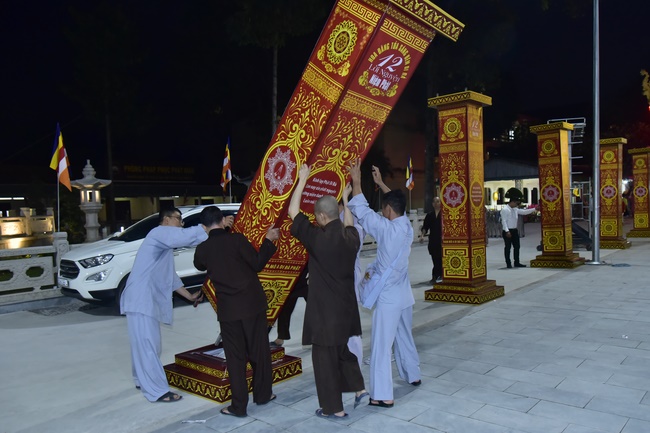 Công tác chuẩn bị đêm hoa đăng kỷ niệm đức Phật A-di-đà (phần 2)