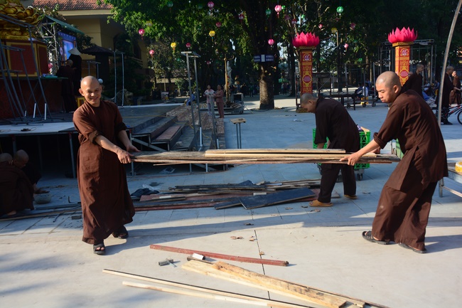 Công tác chuẩn bị đêm hoa đăng kỷ niệm đức Phật A-di-đà (phần 2)