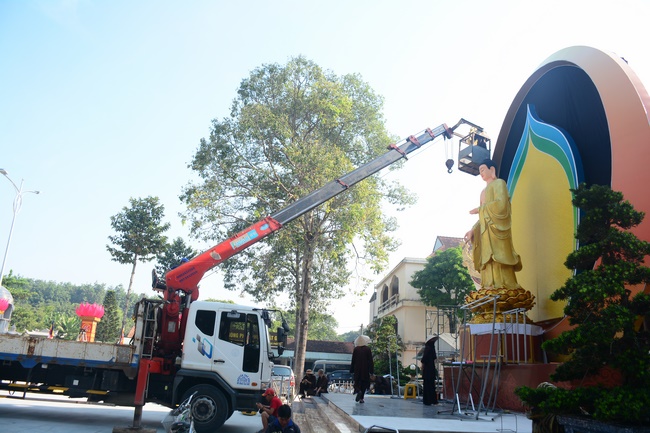 Công tác chuẩn bị đêm hoa đăng kỷ niệm đức Phật A-di-đà (phần 2)